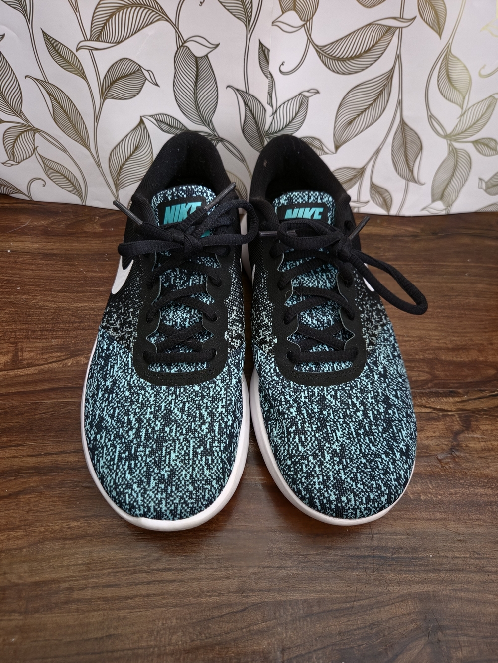 Nike Women's Teal and Black Athletic Sneakers Size 7
